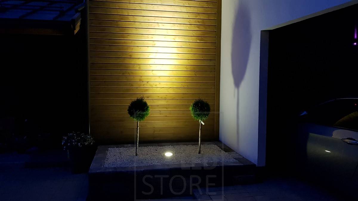 LUZ TIERRA LED iluminada al anochecer.